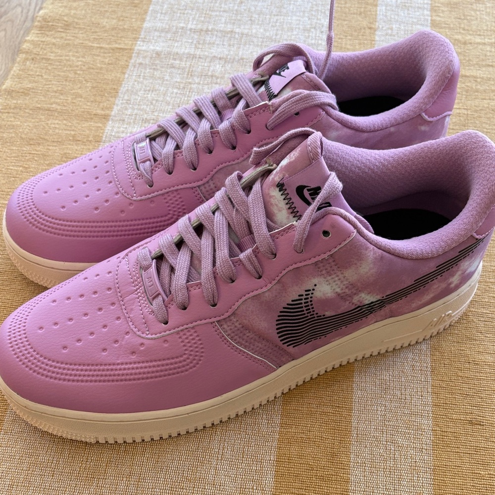 Nike Men's Athletic Shoes in Light Purple and White